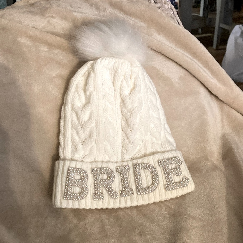 NWOT, never worn, Bride winter toboggan (beanie) with poof